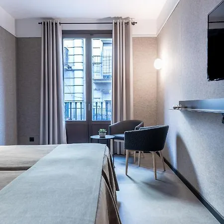Raval House Hotell 3*