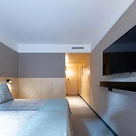 Raval House 3*