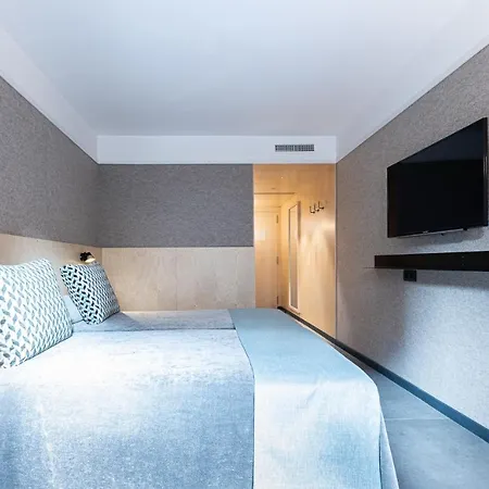 Raval House Hotell 3*