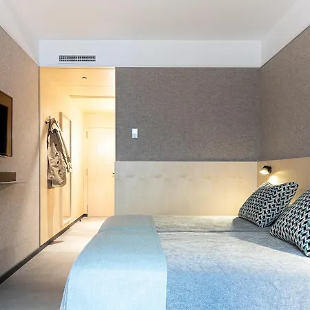 Raval House Hotell 3*