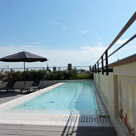 Raval House מלון